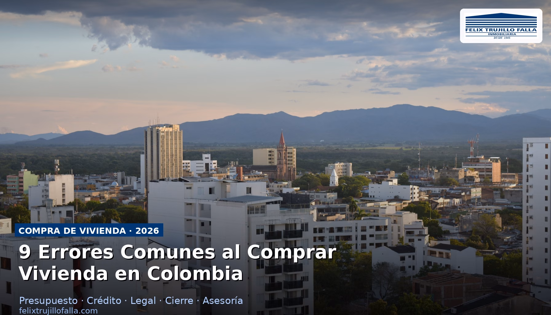 Familia colombiana revisando documentos de compra de vivienda con asesora inmobiliaria en Neiva Colombia